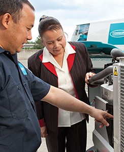 empleado de Jansan trabajando con el cliente en una máquina mostrándole cómo mantener el equipo